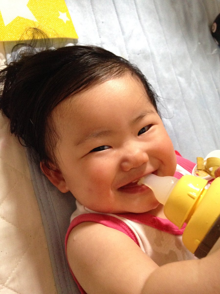 あかしのみや すてい A Twitter 乳児期の娘の写真を見返して感慨にふける夜中 寝顔のかわいさと お顔のぷくぷく感がたまらん 猫とあまりサイズが変わらないし また赤ちゃん産みたくなる をぃ