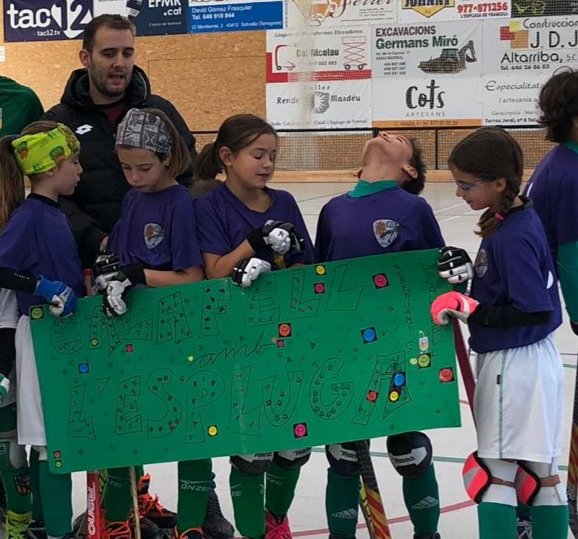 Prebenjamí <a href="/HCEspluga/">SH Casal l'Espluga</a> B 3 <a href="/cpcalafell/">ClubPatíCalafell</a> C 0. Els prebenjamins han obsequiat a l'Espluga amb un talonari de loteria i els jugadors els han fet aquesta pancarta en solidaritat amb els aiguats que van afectar a la població dies enrere. #okbasecalafell #cpcalafell #okbase #lacademia