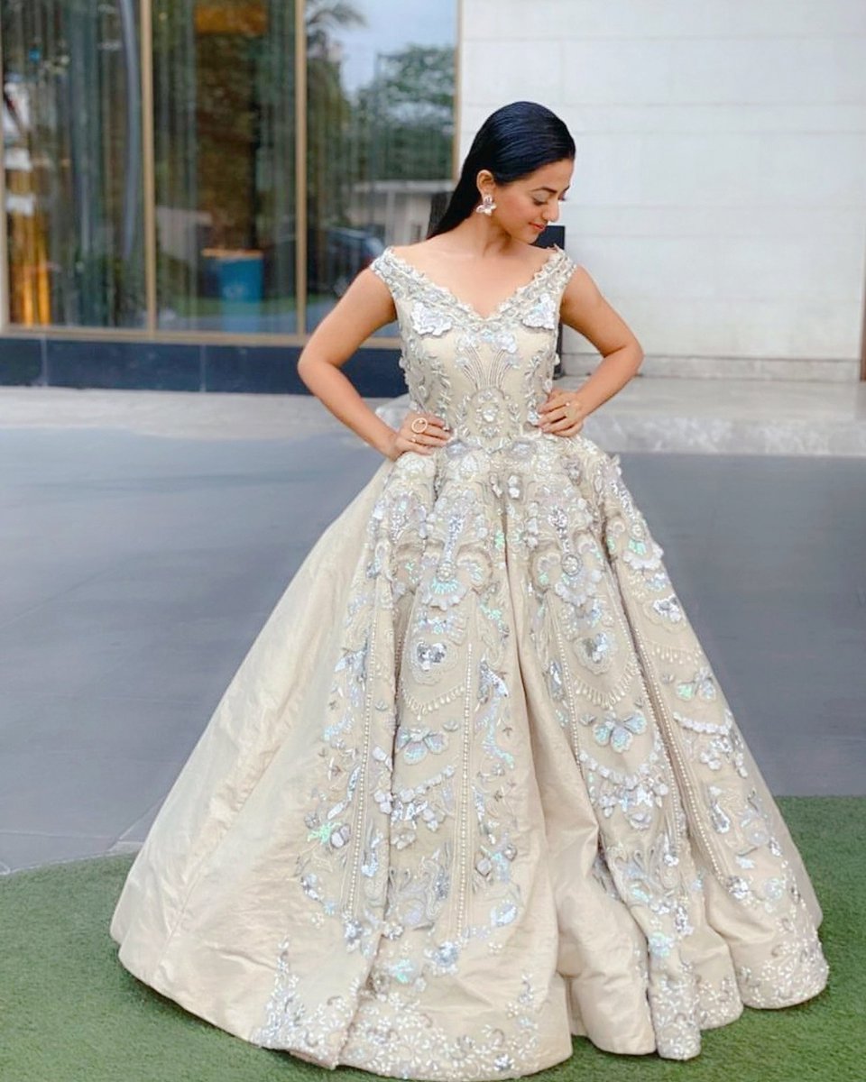 হেলী 𝐊𝐢 શોર્બી 💫 𝐒𝐃 on Twitter: "Pretty Princess Shah ♥️♥️♥️ her gown @OfficialHelly7 😍 Styled by - #smriti_medha Gown - #vinnykhuranaofficial Jewelleries - #rimayu07 #HellyShah #HellyInITA #HellySlayedAsKainaat #helkyshahofficial ...