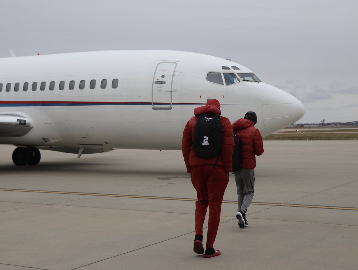OU_MBBall's tweet photo. The road trip continues: FSD ➡️ PDX

#Sooners face Oregon State on Tuesday at 10 pm CT at Moda Center as part of @pkinvitational. https://t.co/Z68bhcTfGi