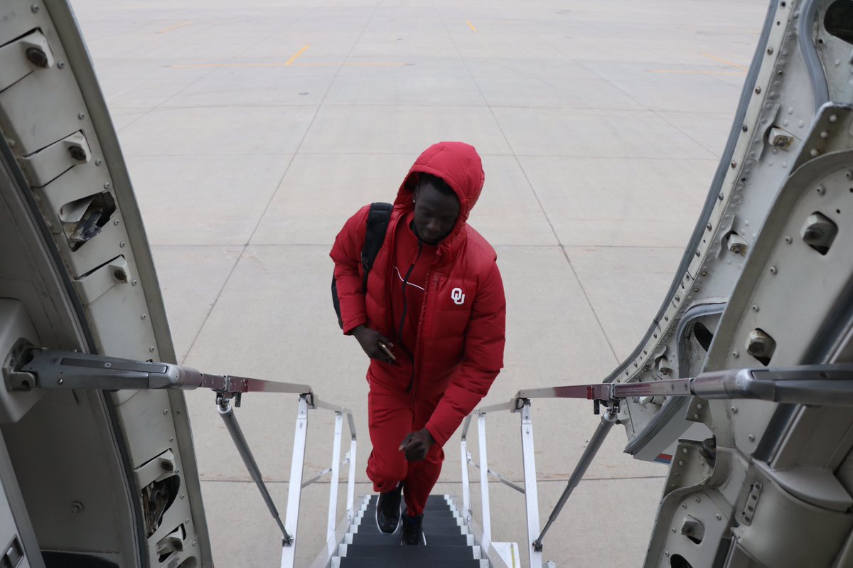 OU_MBBall's tweet photo. The road trip continues: FSD ➡️ PDX

#Sooners face Oregon State on Tuesday at 10 pm CT at Moda Center as part of @pkinvitational. https://t.co/Z68bhcTfGi