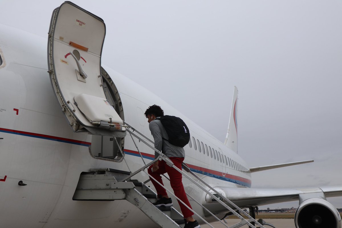 OU_MBBall's tweet photo. The road trip continues: FSD ➡️ PDX

#Sooners face Oregon State on Tuesday at 10 pm CT at Moda Center as part of @pkinvitational. https://t.co/Z68bhcTfGi