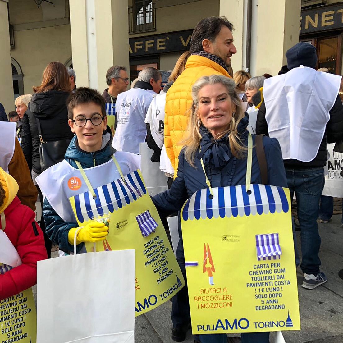Maria_Rizzotti's tweet photo. #PuliAmo #TORINO.
Ci siamo uniti ai commercianti e ai cittadini per una pulizia concreta, ma anche simbolica, volta a sensibilizzare l’amministrazione, la Sindaca Appendino e i cittadini circa il dovere di mantenere decorosa e pulita la nostra città. https://t.co/wY2Sc54lZl