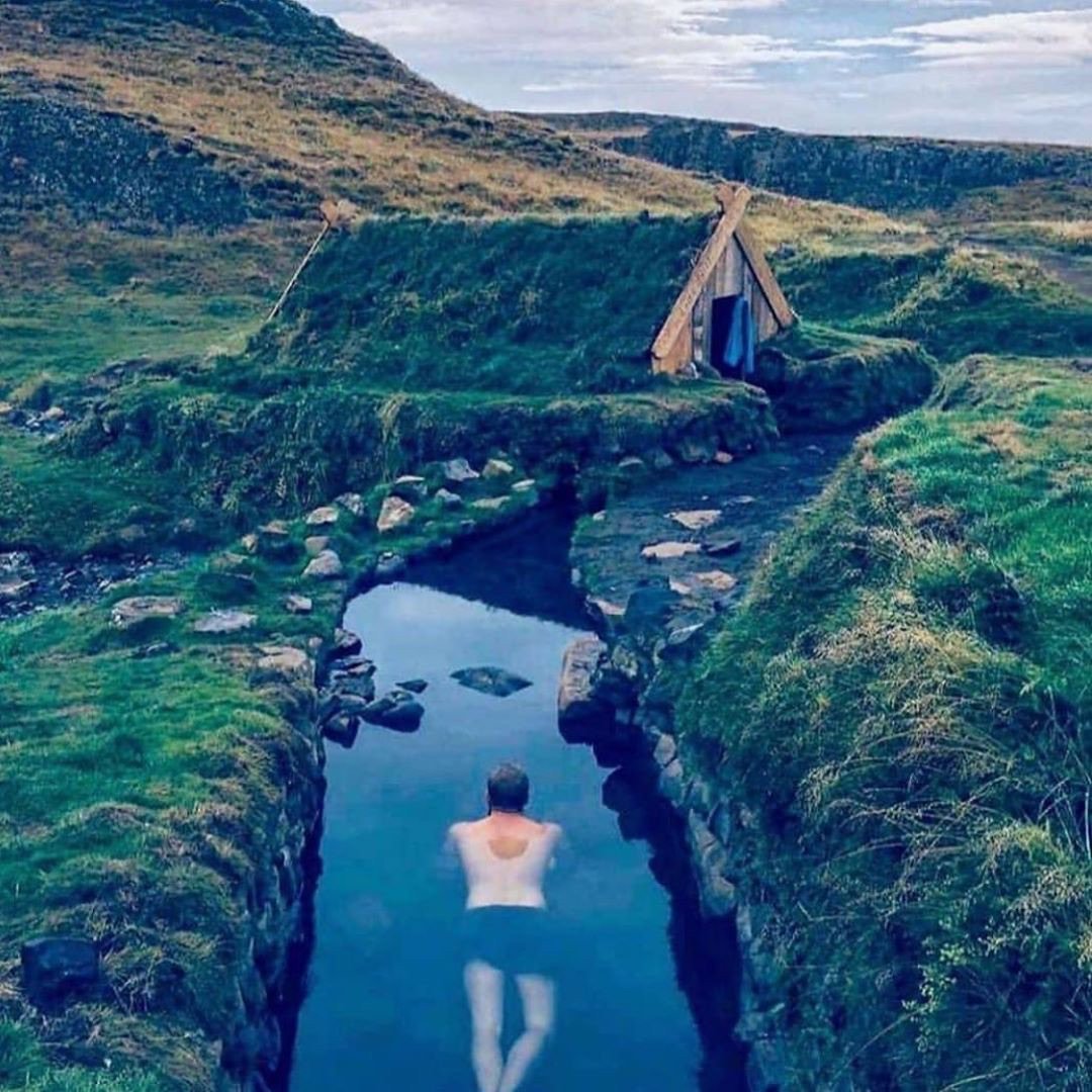 EscapeInvasion's tweet photo. A swim-up #bugoutshelter is pretty next-level! 👏👏

#Repost: @deathsurvival https://t.co/Q0qyyL4fkA