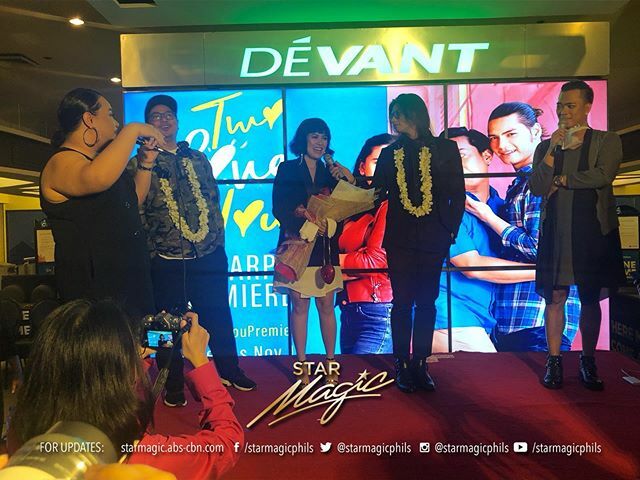 starmagicphils's tweet photo. Yen Santos with Kid Yambao and Director Benedict Mique during the red carpet premiere of #TwoLoveYou https://t.co/zEquCkstV4 https://t.co/auaLakRDxC