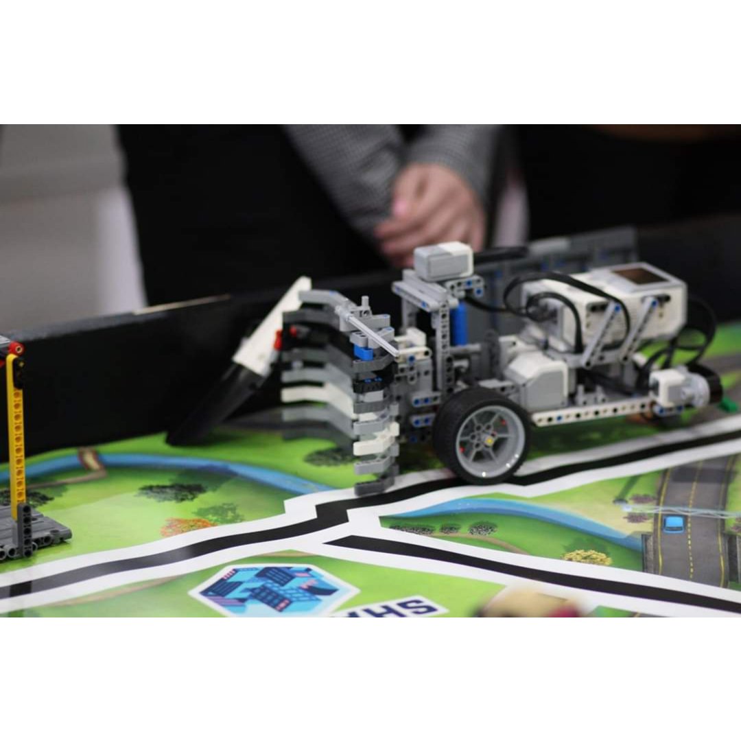 FTC_14278's tweet photo. Today is the International Day of Science for Peace and Development and so, we organized a scientific exhibition featuring robots built for different purposes. We're glad that we were able to share with the students our work.
#natieprineducatie 
#TheBestIsYetToCome https://t.co/Waku1u11GI