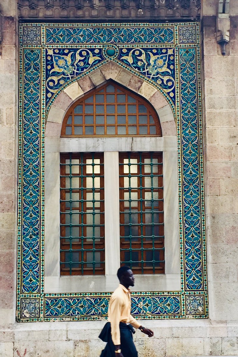 celalettingunes's tweet photo. Her pencerede farklı bir çini deseni.
Bu zevkli eserin “Çanakçı Emin” olarak da bilinen “Mehmed Emin Efendi”ye ait olduğunu Seda Hanımın (@Seda_Ozen )paylaşımından öğrenmiştim.Usta 1872‘de Kütahya’da doğmuş ve #istanbul ‘da bir çok eserin çinileri de ayni ustaya ait. #hobyar https://t.co/PogWv0pwbc