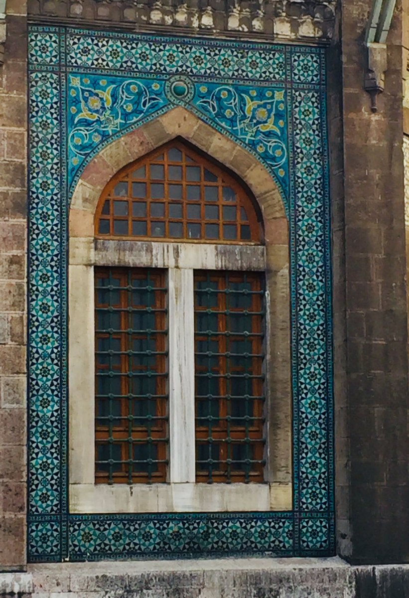 celalettingunes's tweet photo. Her pencerede farklı bir çini deseni.
Bu zevkli eserin “Çanakçı Emin” olarak da bilinen “Mehmed Emin Efendi”ye ait olduğunu Seda Hanımın (@Seda_Ozen )paylaşımından öğrenmiştim.Usta 1872‘de Kütahya’da doğmuş ve #istanbul ‘da bir çok eserin çinileri de ayni ustaya ait. #hobyar https://t.co/PogWv0pwbc