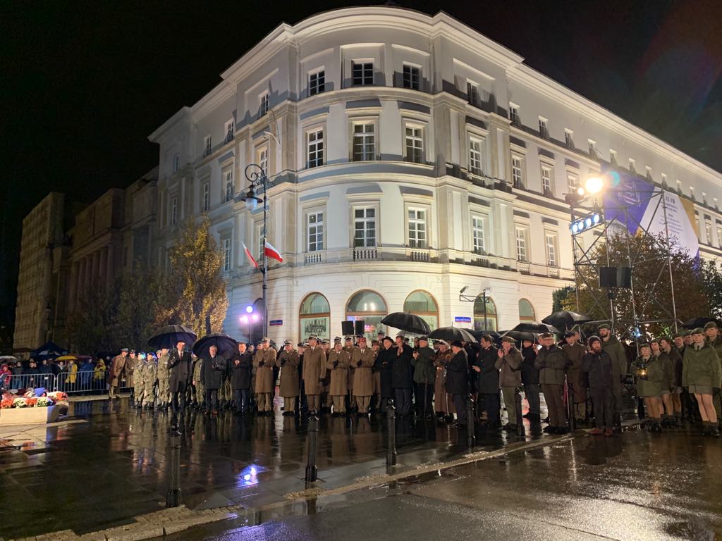 SztabGenWP's tweet photo. W przeddzień 101. rocznicy odzyskania przez Polskę niepodległości przed pomnikiem marszałka Józefa Piłsudskiego w Warszawie odbył się #Capstrzyk Niepodległości. https://t.co/4xxxrFb1a4