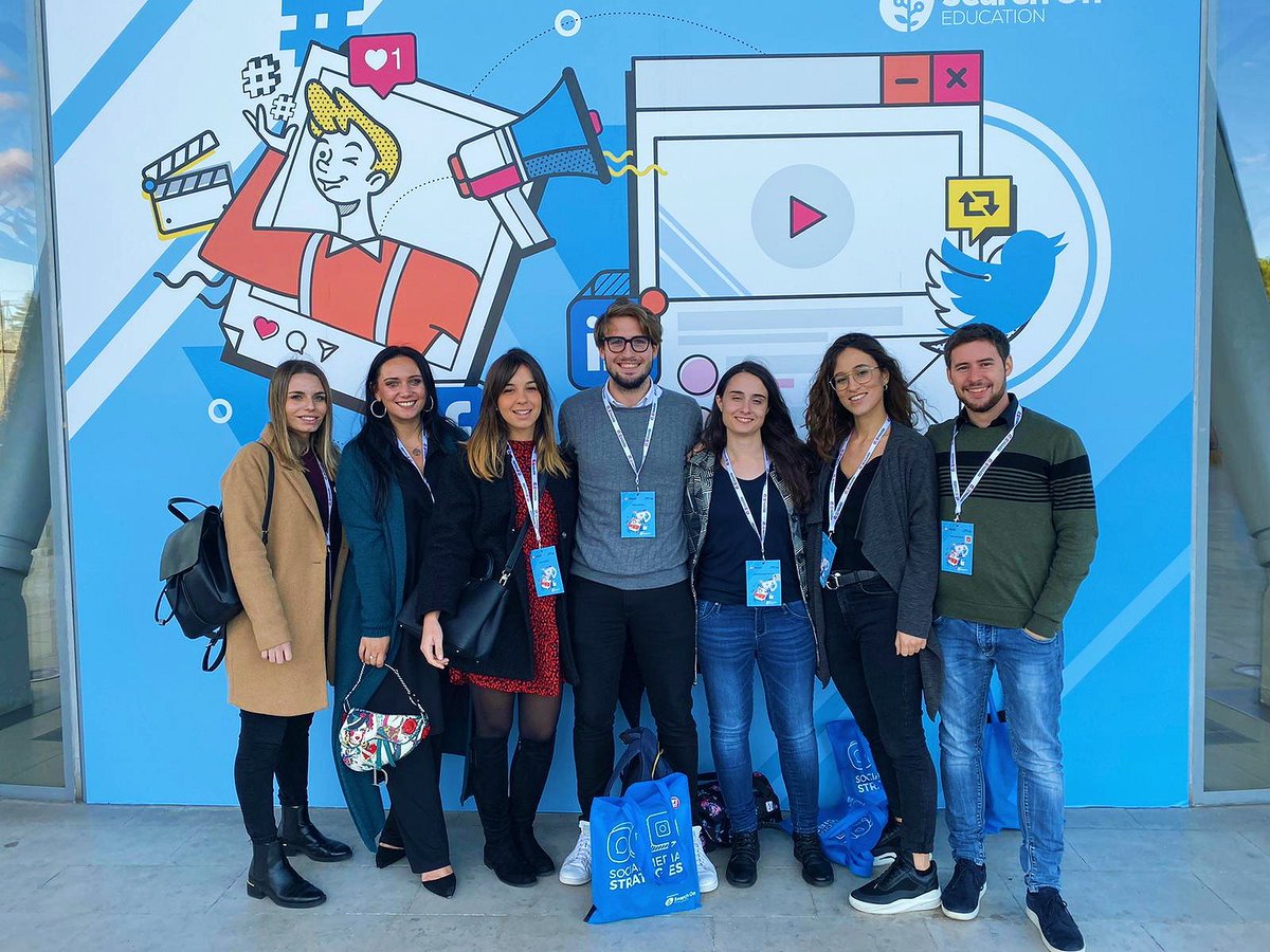 veronicagoldin3's tweet photo. Eccomi qui con il gruppo Web Marketing &amp; Digital Communication alla @TheSMStrategies 2019. Ringrazio @IUS_VE per la possibilità che da a noi studenti di partecipare ad occasioni di formazione così stimolanti. Ora aspettiamo @ilfestival
#IUSVESocialTeam #SMStrategies https://t.co/8ccr0KpTGd