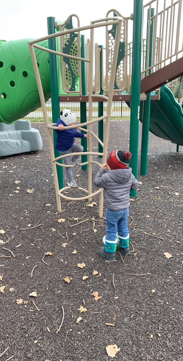 buckeyesarah1's tweet photo. Park hopping with my little loves💙☀️❤️ https://t.co/AXXvY9IzxV