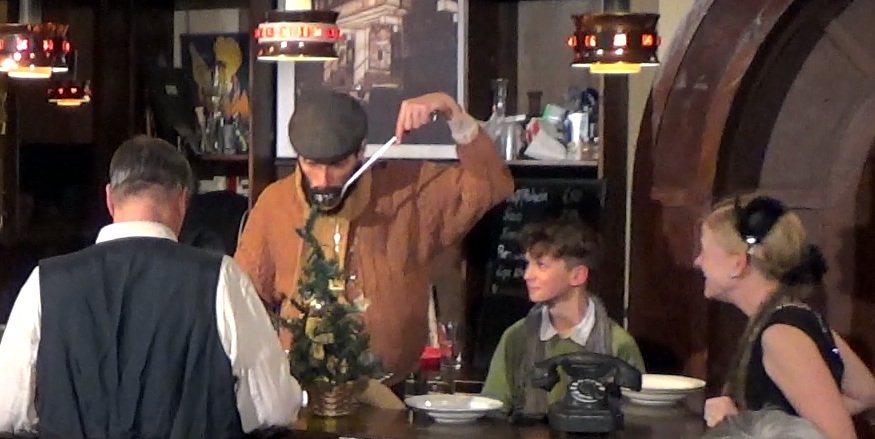 DIE SEIFENOPER-IMPROSCHAU Staffel IV | Folge 46 »anno 1949: Auferstanden aus Ruinen« vom 13. Dez 2016 — Gast: Jorik Habicht–Geels
→ Am 9. Dez. '19 feiern wir die 75. Folge mit einem Spezial im @WERK_2_Leipzig #südknecht75 #hornserben #improsoap #Leipzig #improv #DDR #Weihnachten