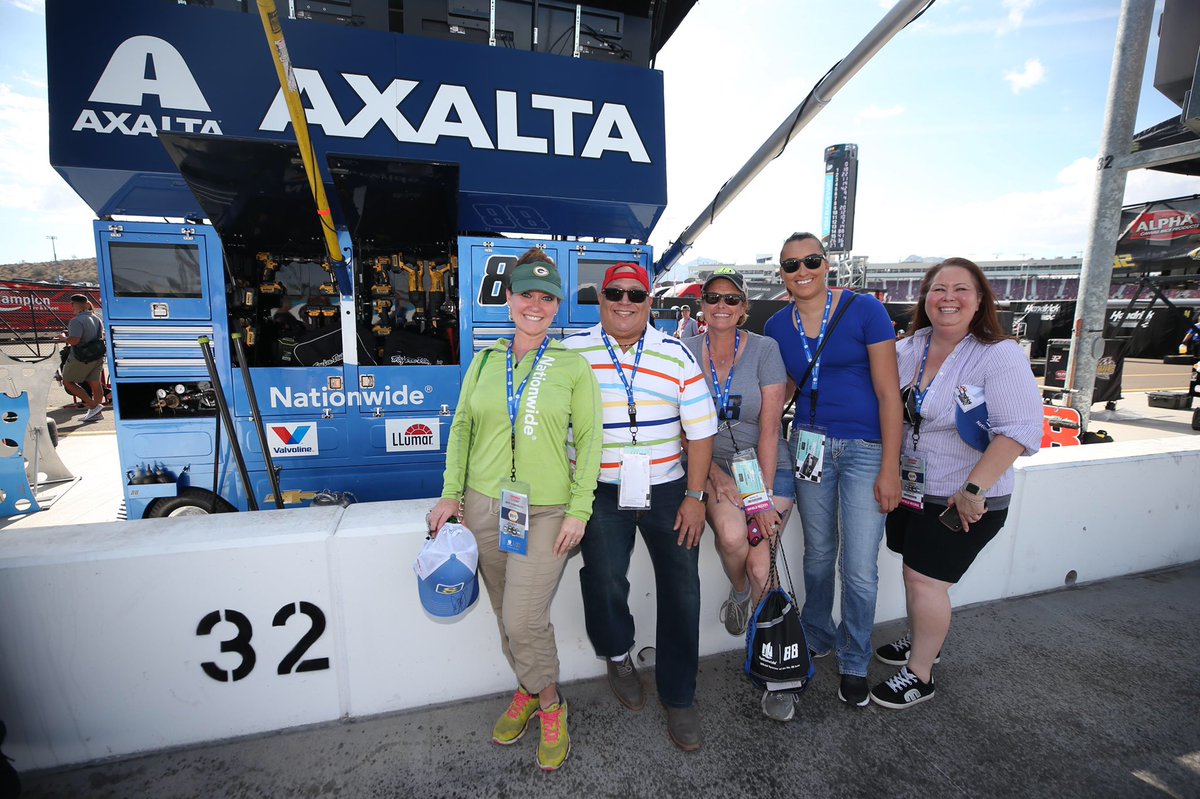 Pre-race VIP visit to the @axaltaracing pit at the @ismraceway with some great #veterinary professionals from <a href="/AAWCAZ/">AAWC</a>, <a href="/AhwatukeeVet/">Ahwatukee Vet</a> &amp; @PinnaclePeakVet showing support for both <a href="/nationwidepet/">Nationwide Pet</a> and @alexbowman88 
#NW88Alex #NASCAR #NationwidePet