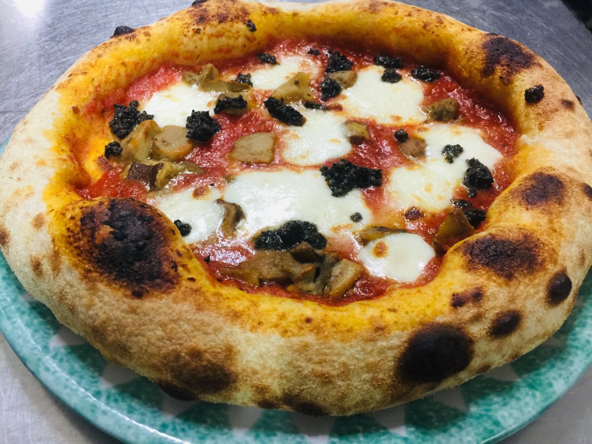 Mamma che pizza!!! Veniteci a trovare a Sale Marasino -Lago di Iseo  #pizzaverace #lungalievitazione #iseolake #lakeiseo #pizzafelicità