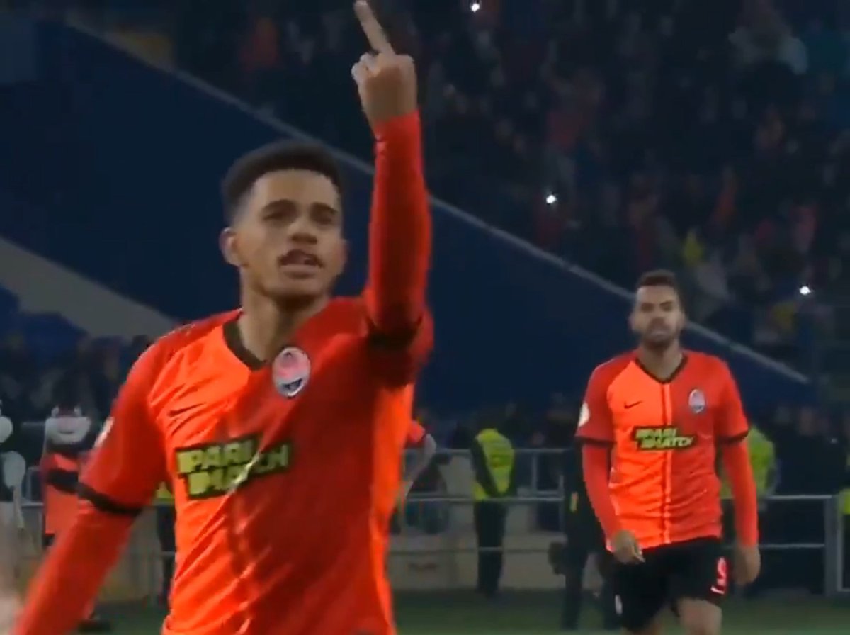 luisferpo's tweet photo. Taison (Shakhtar) fue víctima de insultos racistas en el duelo ante el Dynamo Kiev. Reaccionó con un gesto obseno a la tribuna, el árbitro lo expulsó y se retiró llorando del estadio.

Hay que parar de una vez por todas con esto y tomar medidas contra el racismo. https://t.co/N5BQA3BsCl
