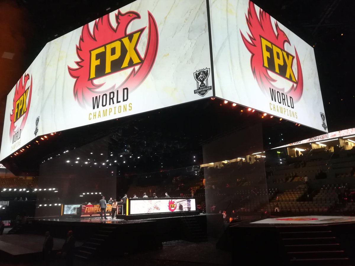 JacobWoIf's tweet photo. The best moments were when you recognised someone in the arena, and talking to people who traveled to Paris from all over the World! loved it! #Worlds2019
#LetsGoEU https://t.co/JtqaSl2hPA