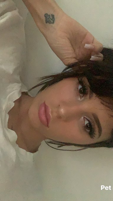 I&rsquo;m online bitch https://t.co/ucYR7QHSqJ