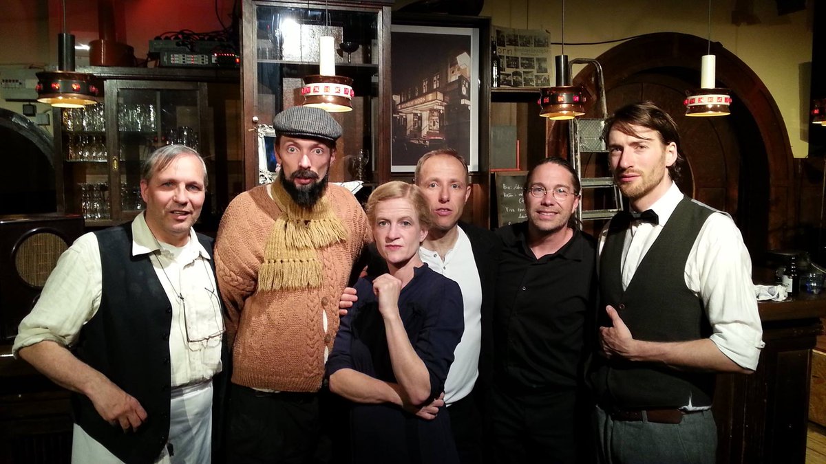 DIE SEIFENOPER-IMPROSCHAU Staffel III | Folge 34 »anno 1945: Das totale Ende« vom 12. Mai 2015 — mit <a href="/Claudius_Bruns/">Claudius Bruns</a> | Gast: @KKalbertodt
→ Am 9. Dez. 2019 feiern wir die 75. Folge mit einer Spezialausgabe im @WERK_2_Leipzig #südknecht75 #hornserben #improsoap #Leipzig  #improv