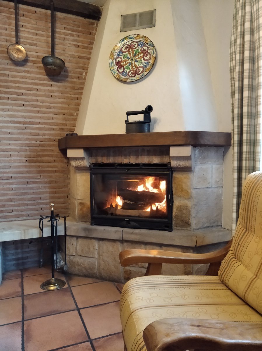 No hay nada como disfrutar de estos días al calor de nuestra chimenea..😍 buenas noches!
#casarural #turismorural #casaruralchanin #burgos
