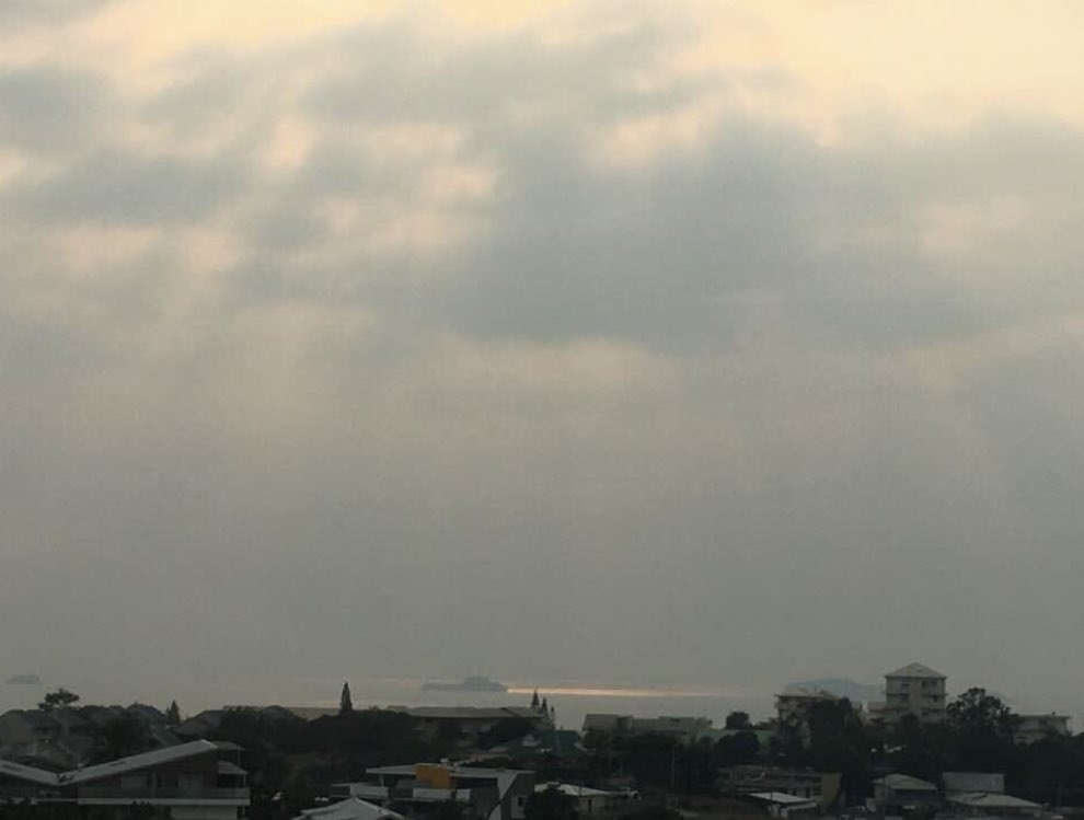 outremers360's tweet photo. Il est lundi matin en #NouvelleCalédonie et une brume épaisse a envahi #Nouméa et l’extrême sud de l’archipel. Elle serait due aux feux de forêts qui ravagent actuellement la côte Est de l’#Australie, entre #Bisbane et #Sydney #Australia #AUSTRALIAFIRES 📸 Facebook https://t.co/REVmVttl2l