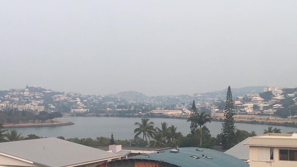 outremers360's tweet photo. Il est lundi matin en #NouvelleCalédonie et une brume épaisse a envahi #Nouméa et l’extrême sud de l’archipel. Elle serait due aux feux de forêts qui ravagent actuellement la côte Est de l’#Australie, entre #Bisbane et #Sydney #Australia #AUSTRALIAFIRES 📸 Facebook https://t.co/REVmVttl2l