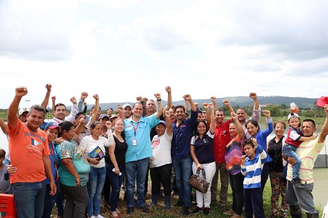 johnrivas10's tweet photo. El @MinPesca realiza entrega de 150.000 alevines de Cachama y 75.000 de Coporo a 25 productores del Estado Tachira, con el objetivo de garantizar la producción acuicola en el país #yosoypueblopescadoryacuicultor #ElMundoConEvo https://t.co/w5Zk6ogbKb