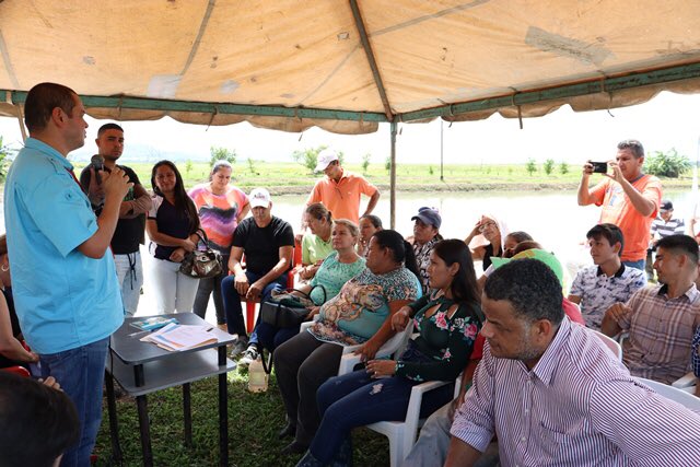 johnrivas10's tweet photo. El @MinPesca realiza entrega de 150.000 alevines de Cachama y 75.000 de Coporo a 25 productores del Estado Tachira, con el objetivo de garantizar la producción acuicola en el país #yosoypueblopescadoryacuicultor #ElMundoConEvo https://t.co/w5Zk6ogbKb