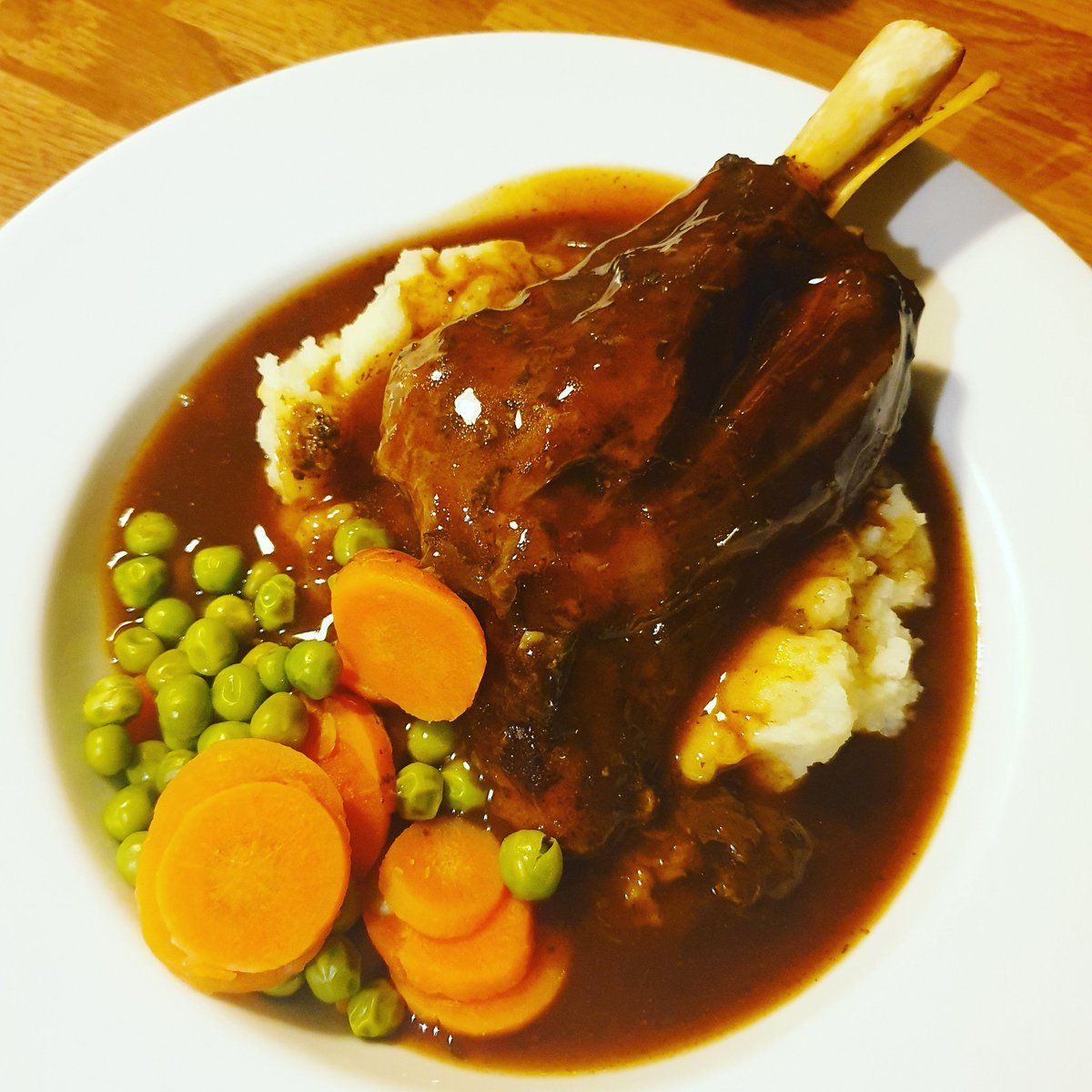 BehavingBeardly's tweet photo. When #BehavingBeardly is in charge of #sundaydinner 🤤 minted #lambshank with #cheesymash 🧡 https://t.co/RHzKkE1CpQ