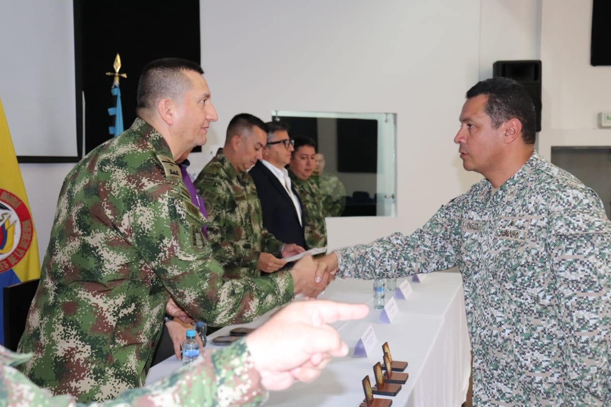 HeroesDelEje's tweet photo. #OctavaBrigada culminó Piloto en Gestión del Riesgo de Desastres (GRD) del @COL_EJERCITO con la  clausura del Diplomado en GRD,  a los Profesionales Oficiales de Reserva (POR) del @Ejercito_Div5 y @ArmadaColombia con sus Comandos de Apoyo a la Misión https://t.co/SBXl0HoWlz