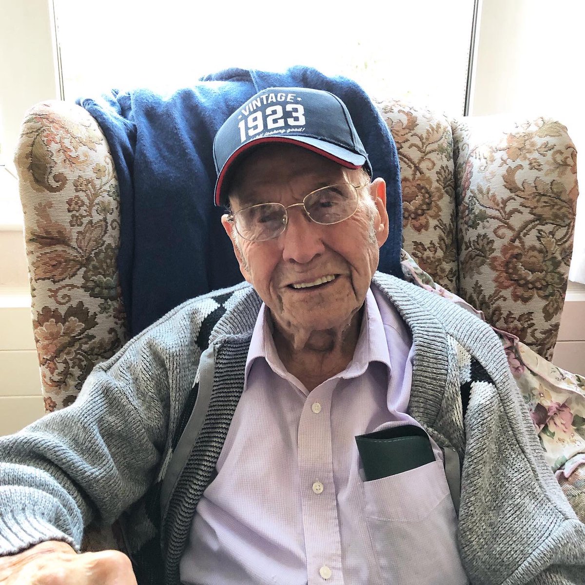 denyofiniquity's tweet photo. Happy 96th Birthday Grandad. Married Jan 1946 after been demobbed time Eastbourne. Royal Marine Commando served in Italy Yugoslavia and North Africa. #RemembranceSunday #WW2veteran #43commando https://t.co/2sGGytYDmQ