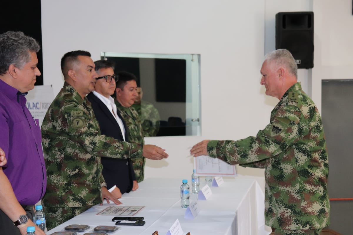HeroesDelEje's tweet photo. #OctavaBrigada culminó Piloto en Gestión del Riesgo de Desastres (GRD) del @COL_EJERCITO con la  clausura del Diplomado en GRD,  a los Profesionales Oficiales de Reserva (POR) del @Ejercito_Div5 y @ArmadaColombia con sus Comandos de Apoyo a la Misión https://t.co/SBXl0HoWlz