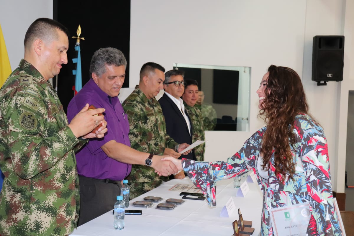 HeroesDelEje's tweet photo. #OctavaBrigada culminó Piloto en Gestión del Riesgo de Desastres (GRD) del @COL_EJERCITO con la  clausura del Diplomado en GRD,  a los Profesionales Oficiales de Reserva (POR) del @Ejercito_Div5 y @ArmadaColombia con sus Comandos de Apoyo a la Misión https://t.co/SBXl0HoWlz