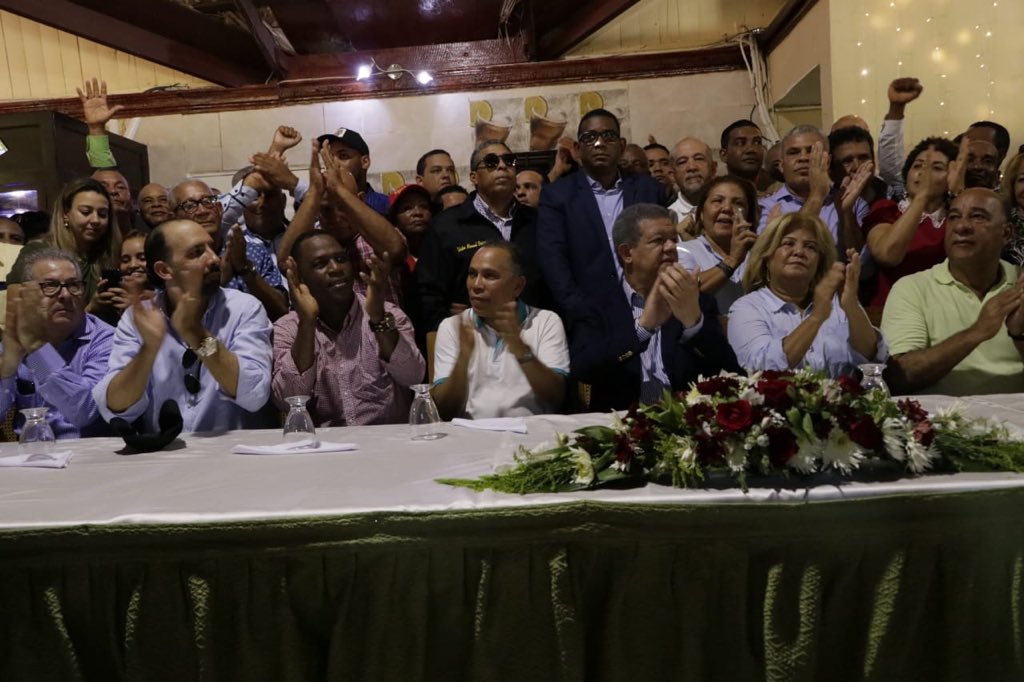 RafaelNunezR's tweet photo. Acto de renuncias de dirigentes provinciales y municipales de Barahona, Bahoruco, Independencia y Jimaní que pasan a ser líderes de la Fuerza del Pueblo (FP). El acto se llevó a cabo en el Restaurant La Roca, en Barahona. https://t.co/MOph3F4ByP