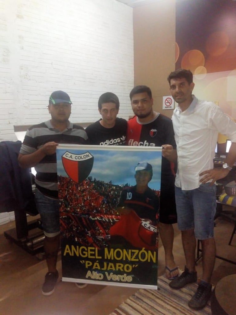 Seinikim's tweet photo. Un amigo hospedó a la familia del hincha santafesino que falleció en la Costanera y además le hizo esta gráfica con dedicatoria en su homenaje. ¡Ángel Monzón el pájaro santafesino! ¡Que Grande! 🔴⚫️ https://t.co/Vtynq1ZFTC