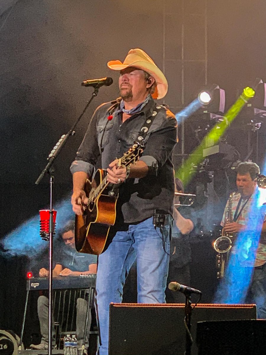 LaughlinEcenter's tweet photo. Toby Keith – Laughlin loves you! Last night was more than we could have ever imagined. With our Red Solo Cup in hand, we thank you for a night to remember. #Laughlin https://t.co/TtkFLcbTfi