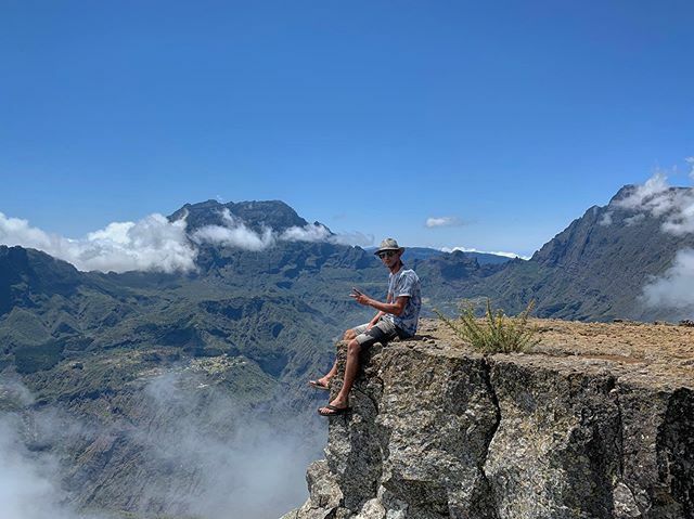 🇷🇪 I need sun ☀️ #reunionisland #sun #bluesky #cliff #view #viewpoint #landscape #landscapephotography #yo #maïdo #mafate #picture #picoftheday #shotoniphone 📸 by @djswa23 ift.tt/2pPNJp0