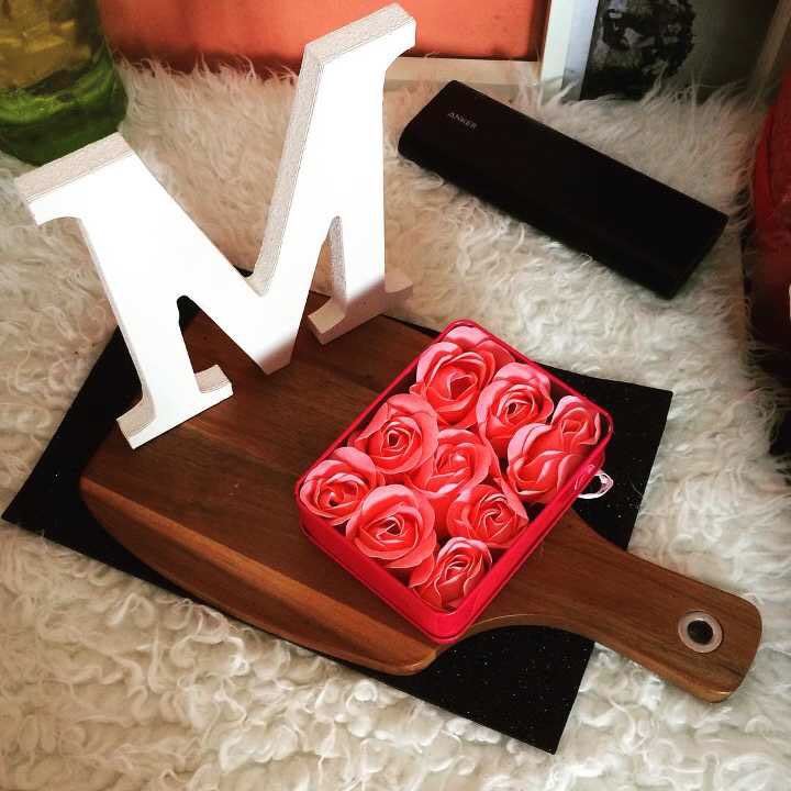 إنك تعلم أن حُبّك جاء دون سابق إنذار أتى صدفة دون موعد أتى هكذا دون حتى أن أستعد أنا له.. و أن رغبتي بك لا يمكن أن ينزعها اي شيء تعلم أني أشعر أن الأشياء باهتة لا لون لها دونك، تعلم أنك هنا تغزو في قلبي بإستمرار و أن عقلي لا يتوقف عن التفكير فيك..