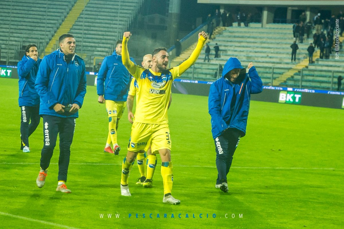 PescaraCalcio's tweet photo. 📸 La felicità di #Kastanos 🐬 alla 📞 in Nazionale 🇨🇾. Il giocatore cipriota è stato convocato per gli impegni contro 🏴 e 🇧🇪.
In bocca al 🐺 #Grigoris! 💪🏻
📝 https://t.co/A2Ku31Y4IU
#AmoPescara | #BiancAzzurri https://t.co/3dwaqpRQdj