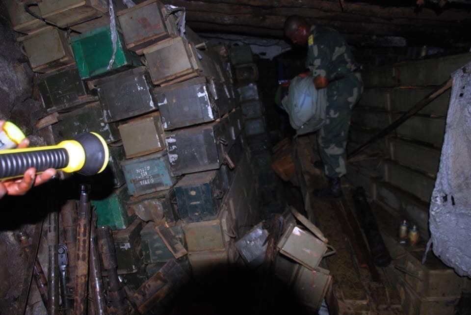 kapetshi's tweet photo. URGENT URGENT URGENT 

Plus de 300 tonnes de munitions du M23 découvertes à Chanzu, les FARDC ont découvert sur la colline de Chanzu des caches d’armes + de 300 tonnes de munitions et d’armes lourdes. jamais arrivées dans les dépôts FARDC. @RDC, @FARDC_ https://t.co/eFfhh4bWA8