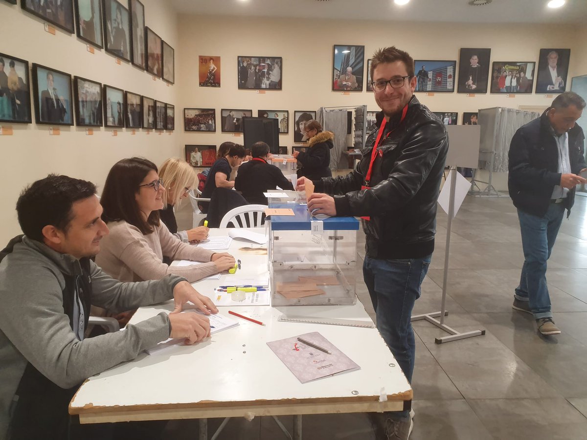 El portavoz del Grupo Municipal Socialista en el <a href="/AyuntamientoMDC/">Ayto. MedinadelCampo</a> ejerce su derecho a voto en el #AuditorioMunicipal con motivo de las #eleccionesgenerales10N #10N #10NPSOE #Elecciones10N <a href="/PSOE/">PSOE</a> <a href="/PSOE_CyL/">PSOE Castilla y León</a> <a href="/psoevalladolid/">PSOE VALLADOLID</a> <a href="/jsvalladolid/">JSE-Valladolid</a> <a href="/gpssenado/">PSOE SENADO</a>
