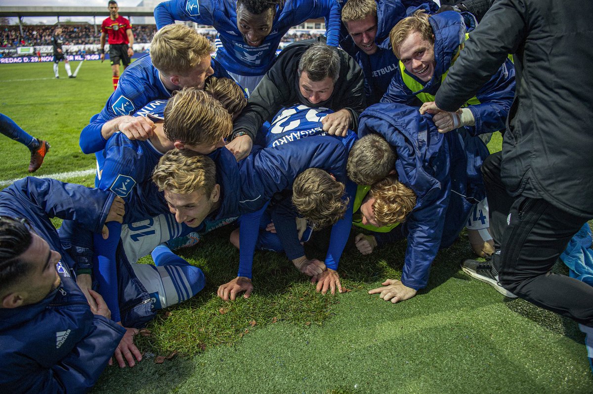 LyngbyBoldklub's tweet photo. Den her afslutning, det her hold, den her klub 💙 #SammenForLyngby #TakForStøtten #sldk 📷(c) Per Kjærbye, https://t.co/Gp99VaNUMP https://t.co/tvNpnqCwrS