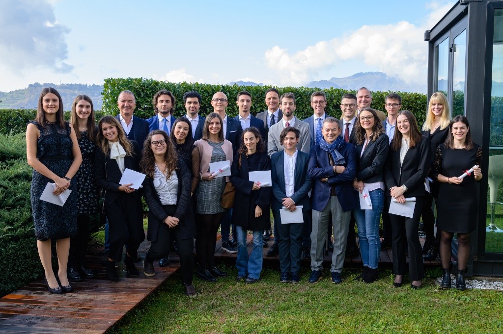 RadiciGroup's tweet photo. Sabato 9 novembre si è svolta  la cerimonia di consegna delle Borse di studio per i figli dei dipendenti di #RadiciGroup. 
22 giovani “dottori” sono stati premiati dal Presidente Angelo Radici e anche altri 5 ragazzi delle sedi estere hanno ricevuto il premio. https://t.co/FArC7gfb7E