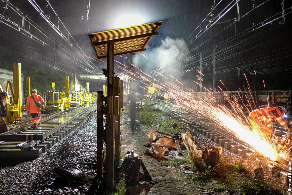 DanielGardeux's tweet photo. Pluie battante pour ce chantier de renouvellement d'aiguillages. Merci aux équipes @groupe_NGE @GroupeColas et #TSO. Et bravo à Bernard Baudin pour ses splendides photos ! @berniebaud @RERC_SNCF @SNCFReseau #IPSO https://t.co/NxY0PPmstq