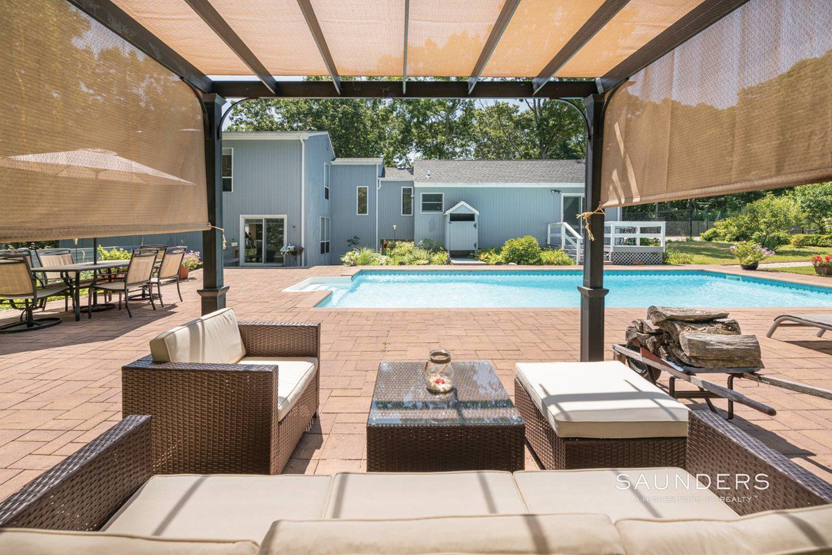 InHamptons's tweet image. #1625MillstoneRoad is set back and elevated off the road giving it privacy on a shy two acres, including a tennis court as well as the gardens which include roses, herbs and perennials. 🎾🌹🌿
@janegill716 
1625MillstoneRoad.com
#Hamptons #HamptonsRealEstate