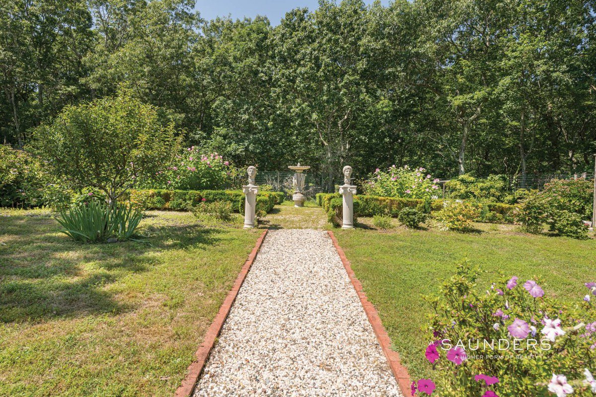InHamptons's tweet image. #1625MillstoneRoad is set back and elevated off the road giving it privacy on a shy two acres, including a tennis court as well as the gardens which include roses, herbs and perennials. 🎾🌹🌿
@janegill716 
1625MillstoneRoad.com
#Hamptons #HamptonsRealEstate