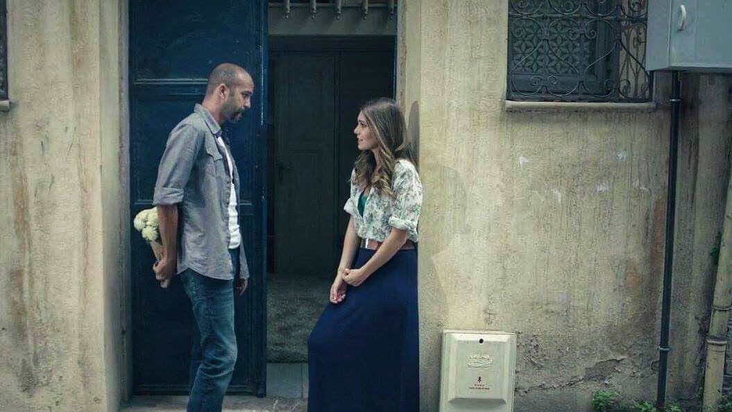 Çiçekle geldim yanına sen bilmezsin.. O gün elimde soldu çiçekler, sen görmedin.. Önemli değil zaten tek solan çiçek de değildi.