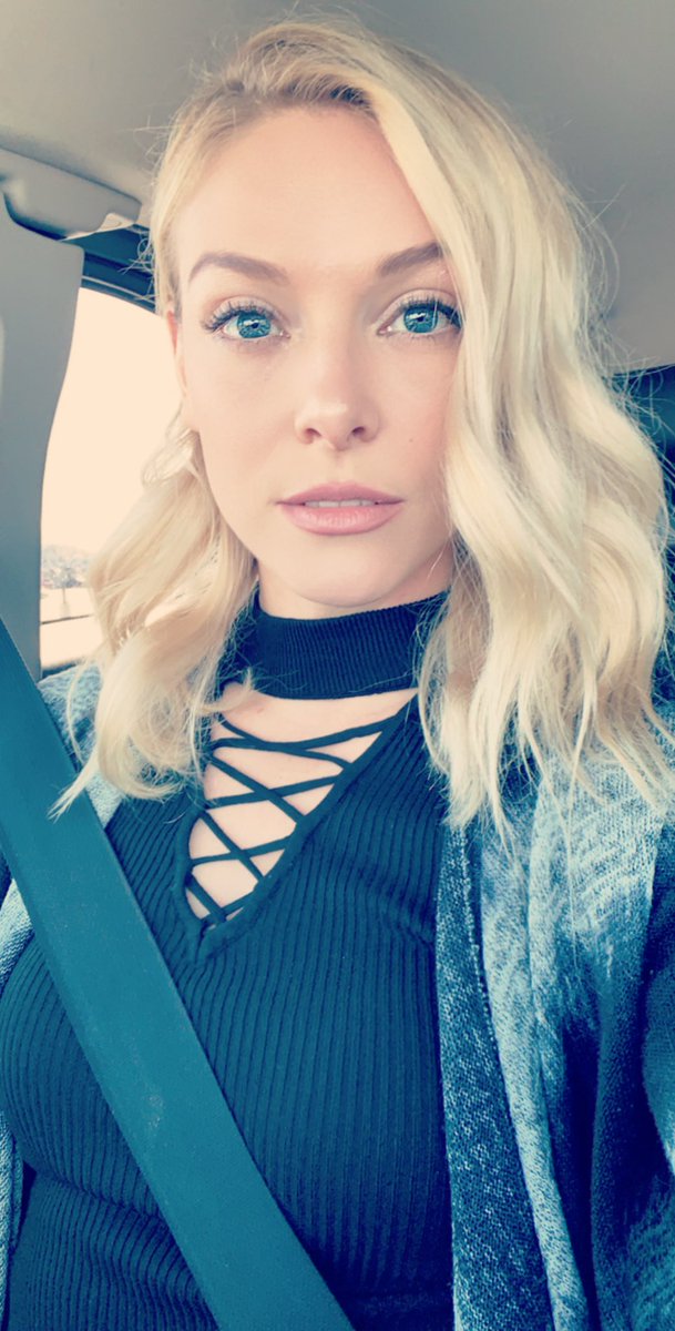 Hailey_Bre's tweet photo. Make up and hairdo who dis https://t.co/YAVbYme0DL
