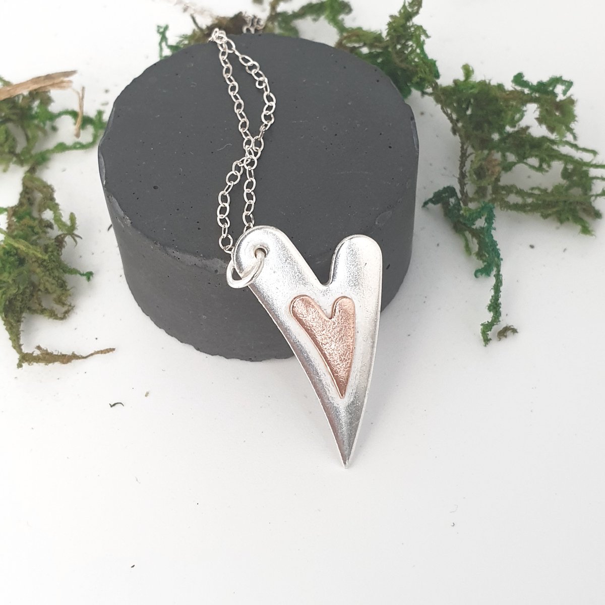 This little heart pendant has been popular this week! I love the mix of metals :) 

#crafthour #womaninbizhour #CraftBizParty