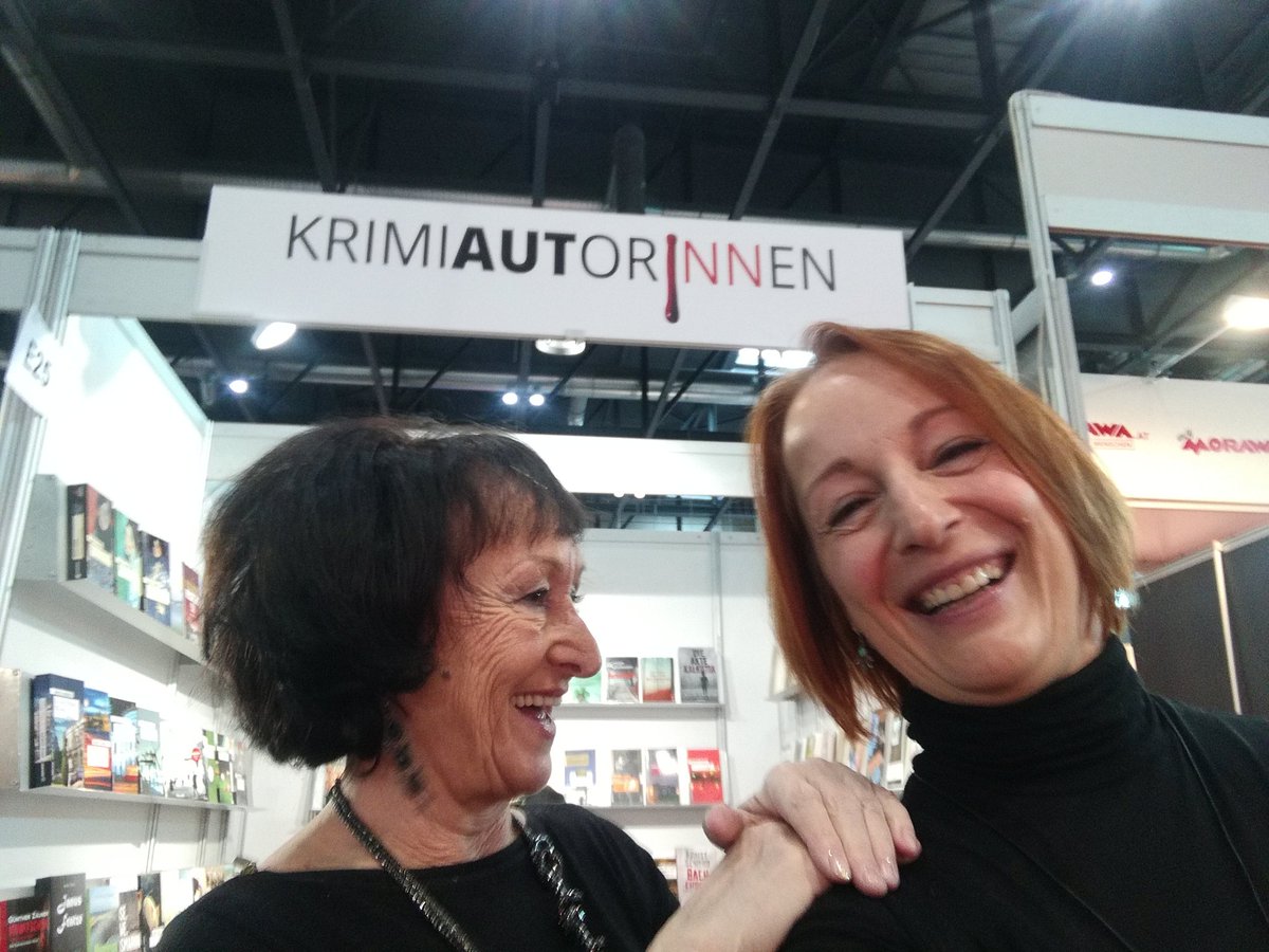 ChNeumeyer's tweet photo. @buch_wien 2019. Schön war es und besonders am Sonntag sehr, sehr gut besucht. Viel Spaß mit Autorenkolleginnen obendrein #SylviaGrünberger und #SabineMarx #frauenlesen #autorinnenleben @morderische https://t.co/2oFjO2s0Rh