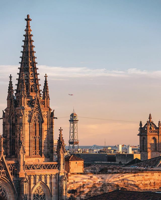 Zucker_n_Spice's tweet image. Sunset final approach ✈️ ✨ Golden hour at the Cathedral of #Barcelona! I can only image what the view from that plane was like! 🙌🔥 #visitbarcelona #thebarcelonist ift.tt/2CBfiVv